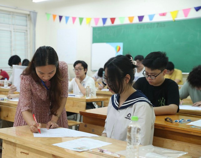 2 thi sinh o Ha Noi mang dien thoai vao phong thi bi dinh chi