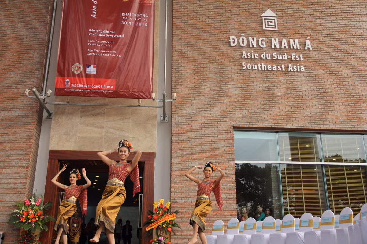 Các quan chức và người đến tham dự buổi lễ khánh thành được thưởng thức các tiết mục nghệ thuật, múa dân gian đương đại do các nghệ sĩ đến từ Thái Lan và Lào biểu diễn.