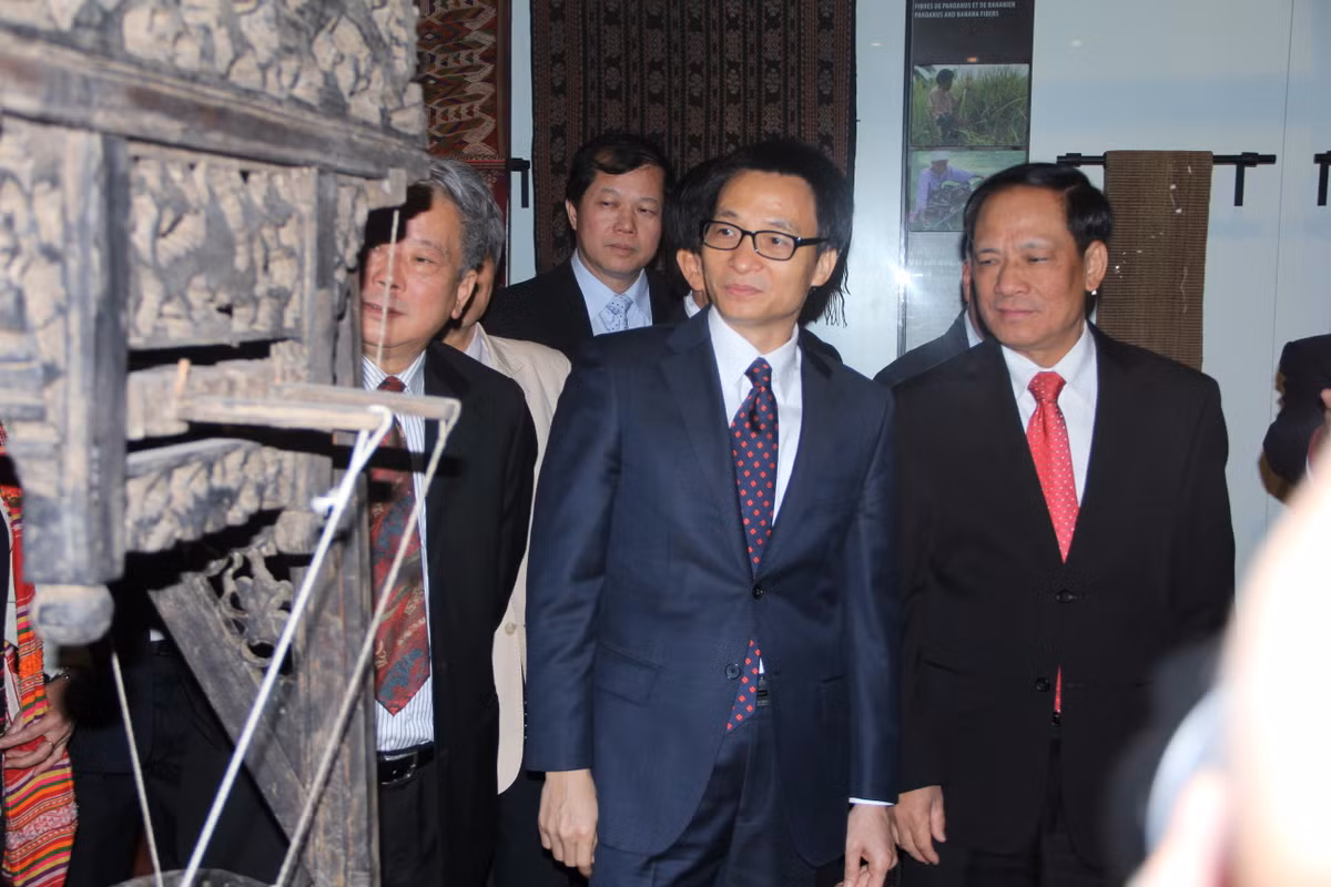 Phó Thủ tướng đi cùng Tổng thư ký người Việt của ASEAN Lê Lương Minh thăm quan gian trưng bày Văn hóa của các dân tộc Đông Nam Á.