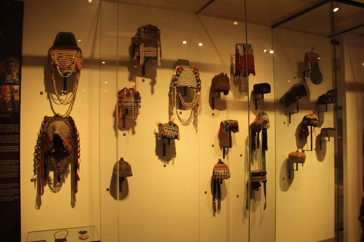 Các hiện vật được trưng bày tại bảo tàng theo 5 chủ đề chính: Đồ vải, đời sống hàng ngày, Đời sống xã hội, Nghệ thuật biểu diễn, Tôn giáo của các dân tộc Đông Nam Á.