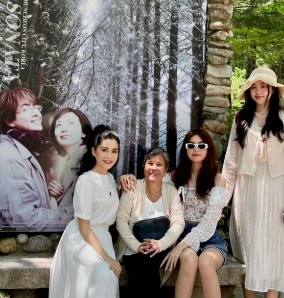 Quyen Linh xa loat anh di du lich cua gia dinh, hau truong gay cuoi-Hinh-2