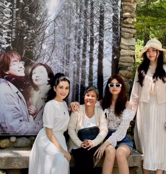 Quyen Linh xa loat anh di du lich cua gia dinh, hau truong gay cuoi-Hinh-2