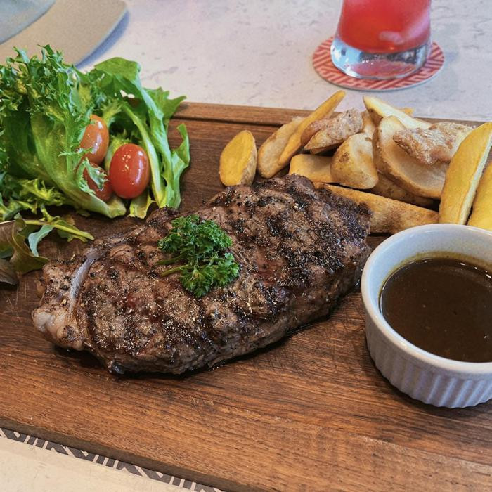 Nữ diễn viên trổ tài vào bếp, khéo léo trình bày món ăn khá đẹp mắt, trau chuốt. (Ảnh: FBNV) Không khó để nhận ra, thời gian gần đây, Hải Tú hoàn toàn vắng bóng trong những hoạt nghệ thuật, chưa có bất kỳ động thái nào "đánh tiếng" cho việc hoạt động trở lại. Nữ diễn viên dành nhiều thời gian để tận hưởng cuộc sống, chia sẻ hình ảnh ghi lại những khoảnh khắc giản dị, đời thường.