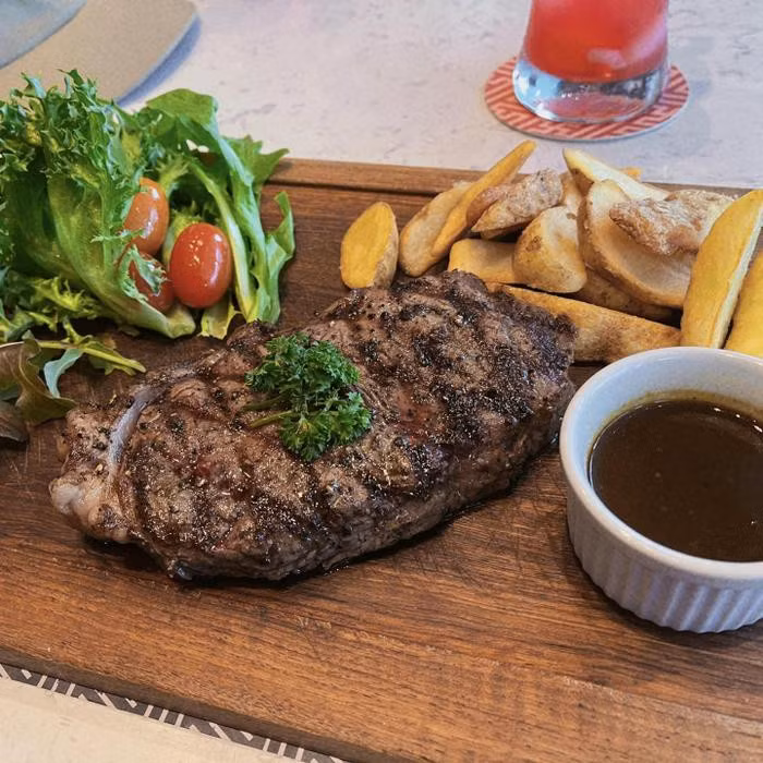 Nữ diễn viên trổ tài vào bếp, khéo léo trình bày món ăn khá đẹp mắt, trau chuốt. (Ảnh: FBNV) Không khó để nhận ra, thời gian gần đây, Hải Tú hoàn toàn vắng bóng trong những hoạt nghệ thuật, chưa có bất kỳ động thái nào "đánh tiếng" cho việc hoạt động trở lại. Nữ diễn viên dành nhiều thời gian để tận hưởng cuộc sống, chia sẻ hình ảnh ghi lại những khoảnh khắc giản dị, đời thường.