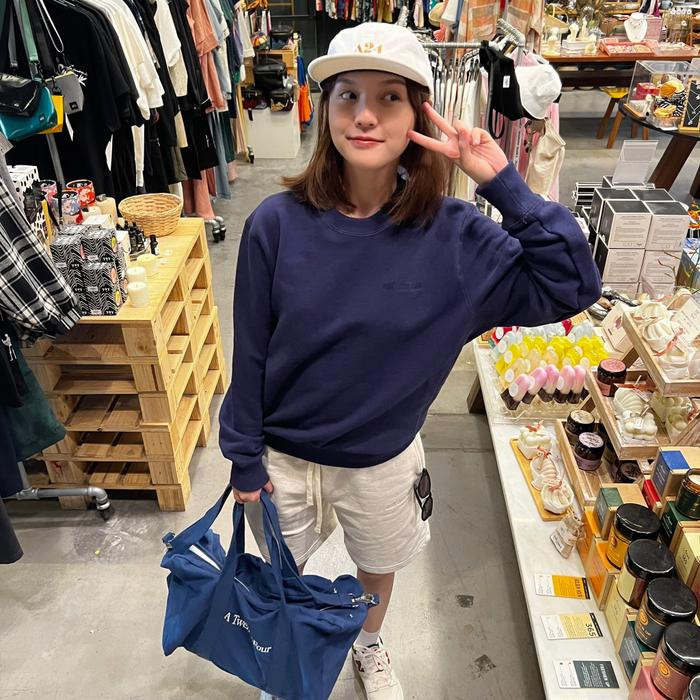 Thời gian gần đây, Hải Tú khá im hơi lặng tiếng trong đường đua nghệ thuật. (Ảnh: FBNV) Hải Tú lần đầu được công chúng biết đến khi xuất hiện trong MV Chúng ta của hiện tại đồng thời trở thành diễn viên ký hợp đồng độc quyền với công ty do Sơn Tùng M-TP sáng lập. Đang trên đà đỉnh cao của sự nghiệp, cô để lộ hàng loạt chi tiết trùng khớp làm dấy lên nghi vấn hẹn hò với chủ tịch. Ồn ào này tiếp tục được đẩy lên đỉnh điểm khi Hải Tú tiếp tục được cho là nhân tố khiến chuyện tình của Sơn Tùng - Thiều Bảo Trâm đổ vỡ.