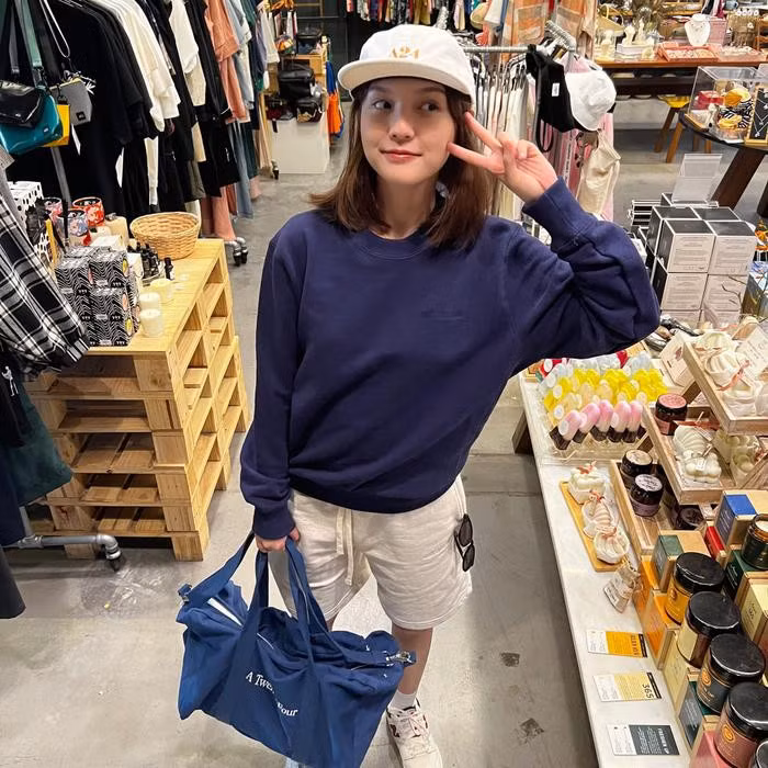 Thời gian gần đây, Hải Tú khá im hơi lặng tiếng trong đường đua nghệ thuật. (Ảnh: FBNV) Hải Tú lần đầu được công chúng biết đến khi xuất hiện trong MV Chúng ta của hiện tại đồng thời trở thành diễn viên ký hợp đồng độc quyền với công ty do Sơn Tùng M-TP sáng lập. Đang trên đà đỉnh cao của sự nghiệp, cô để lộ hàng loạt chi tiết trùng khớp làm dấy lên nghi vấn hẹn hò với chủ tịch. Ồn ào này tiếp tục được đẩy lên đỉnh điểm khi Hải Tú tiếp tục được cho là nhân tố khiến chuyện tình của Sơn Tùng - Thiều Bảo Trâm đổ vỡ.