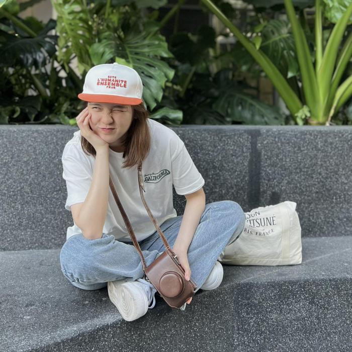 Hải Tú lộ diện với diện mạo xinh đẹp, rạng rỡ. (Ảnh: FBNV) Đáng chú ý, dân tình lại đổ dồn sự chú ý về bàn ăn theo phong cách châu Âu do nữ diễn viên tự tay chuẩn bị. Cách trang trí món ăn của Hải Tú cũng khá trau chuốt, tỉ mỉ tương tự như trong các hàng quán.