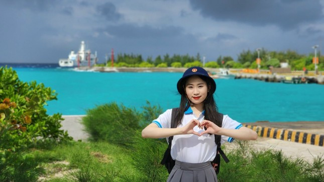 Nu sinh xu Tra duoc nhan huy hieu chien sy Truong Sa-Hinh-2