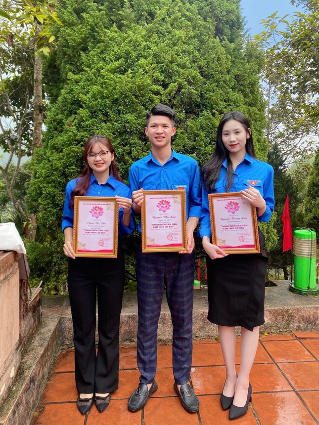 Nu sinh xu Tra duoc nhan huy hieu chien sy Truong Sa-Hinh-3