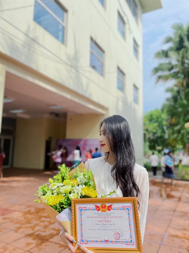 Nu sinh xu Tra duoc nhan huy hieu chien sy Truong Sa-Hinh-7