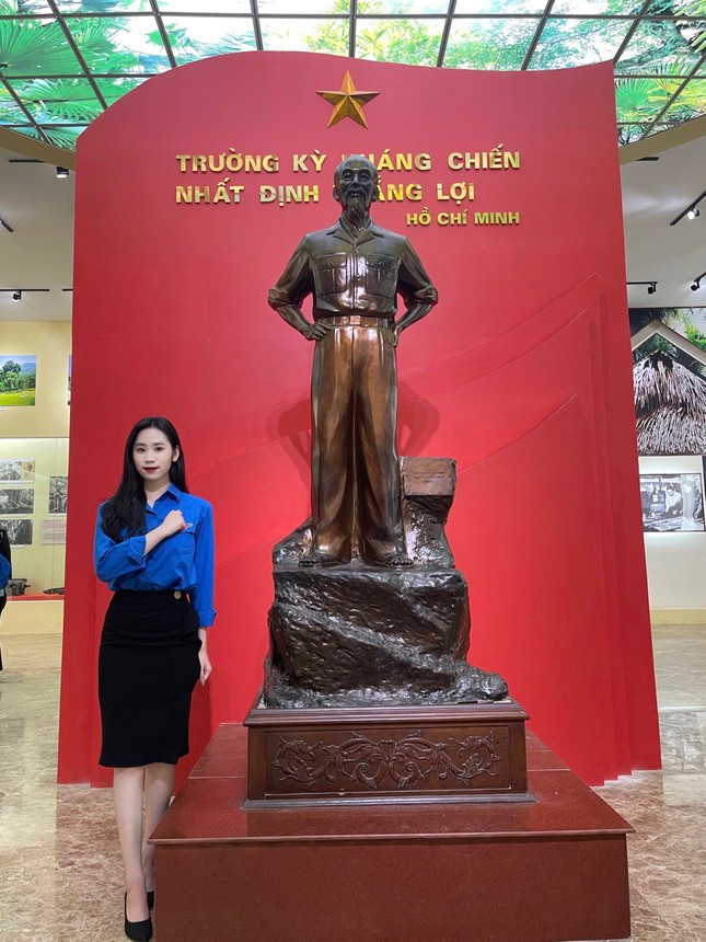 Nu sinh xu Tra duoc nhan huy hieu chien sy Truong Sa-Hinh-5