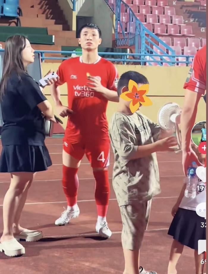 Vo chong Bui Tien Dung phat cau luong giua chon dong nguoi sau on ao