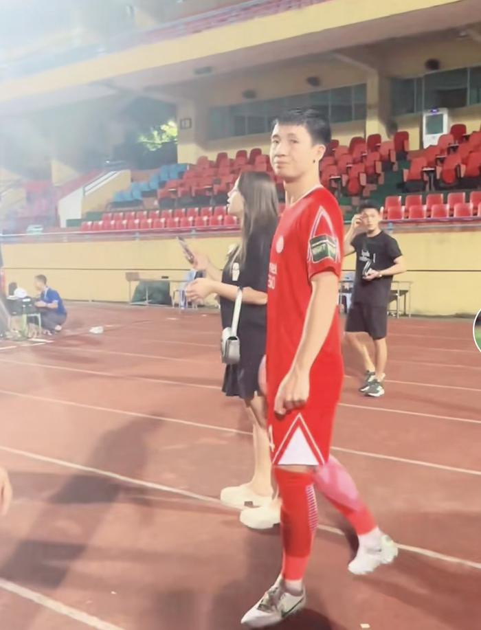 Vo chong Bui Tien Dung phat cau luong giua chon dong nguoi sau on ao-Hinh-2