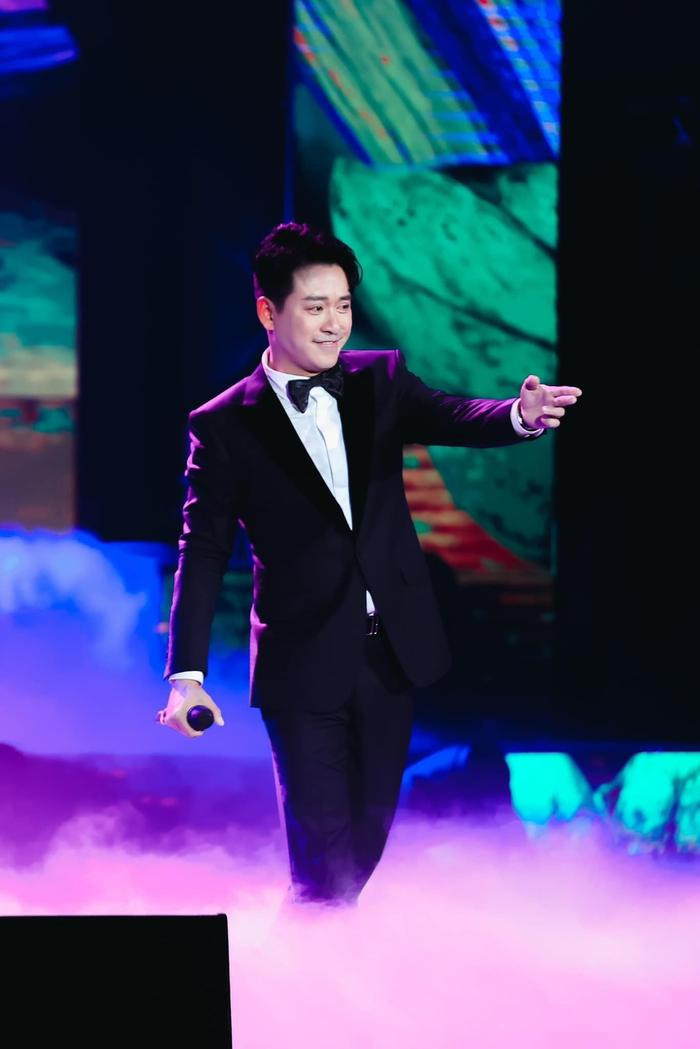 Tuấn Hưng nói gì khi bị hai khán giả nữ lên sân khấu ôm ấp? - Hình 5 Tuan Hung noi gi khi bi hai khan gia nu len san khau om ap?-Hinh-5