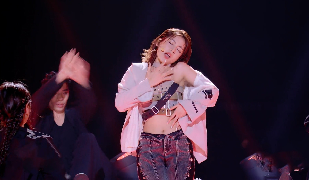 Trong màn đấu với Tạ Hân, Chi Pu thể hiện màn múa cột sau đó giành chiến thắng với 506 điểm. Đến màn đấu với Amber, Alin, Chi Pu tiếp tục chiến thắng với 339 điểm. Trong khi đó, điểm số của Amber là 327 điểm và Alin là 322 điểm. Kết thúc vòng công diễn 5, Chi Pu leo lên hạng đầu tiên về số phiếu cá nhân với 258 phiếu. Chi Pu đã bật khóc khi nhận kết quả. Ella cũng rơi nước mắt vì xúc động trước thành công của đàn em. Từ bất lợi là thí sinh ngoại quốc gặp khó khăn về ngôn ngữ, cô vượt qua những tên tuổi lớn của giới giải trí Hoa ngữ như Ella, Amber, Tạ Na, Alin Hoàng Lệ Linh, Thái Thiếu Phân… để leo lên hạng cao nhất của chương trình.