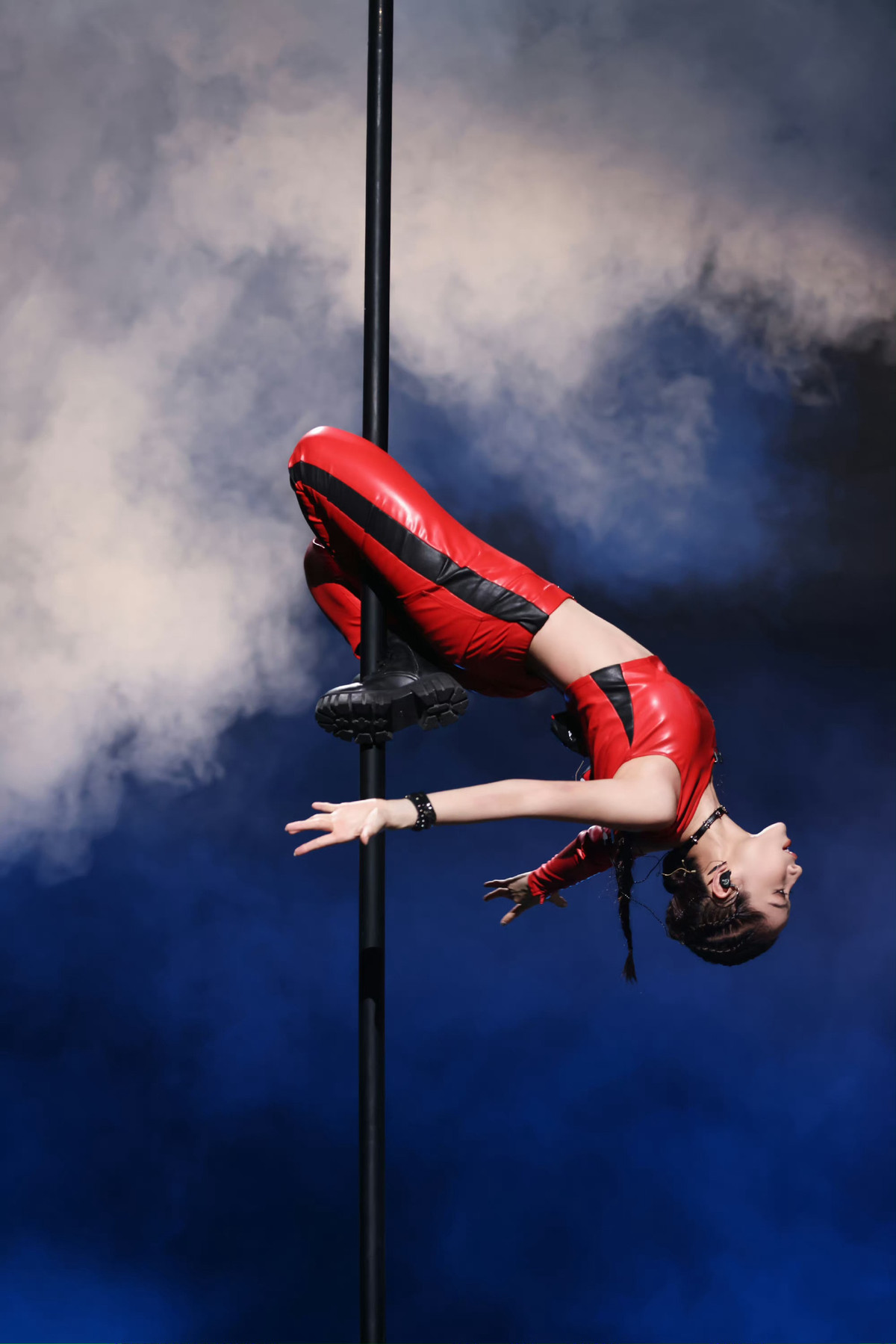 Công diễn 5 của Đạp gió 2023 lần lượt lên sóng trong 2 ngày 7-8/7. Ở công diễn 5, 21 tỷ tỷ được chia thành 3 liên minh và trải qua 3 vòng đấu. Vòng đấu đầu tiên là đấu nhóm. Mỗi đội cử ra 6 thành viên và cùng biểu diễn một ca khúc. Vòng tiếp theo là màn trình diễn hợp tác 1-1. Vòng thứ 3 là PK, mỗi đội cử ra một đại diện để biểu diễn cùng một ca khúc. Bài hát sẽ được biên thành 3 phong cách khác nhau. Chi Pu nằm trong liên minh của Ella và cô được các đồng đội tin tưởng giao cho 2 phần trình diễn là hợp tác 1-1 và PK. Cụ thể, ở màn hợp tác 1-1, cô đấu với Tạ Hân. Còn phần PK, cô đấu với Amber và Alin Hoàng Lệ Linh.