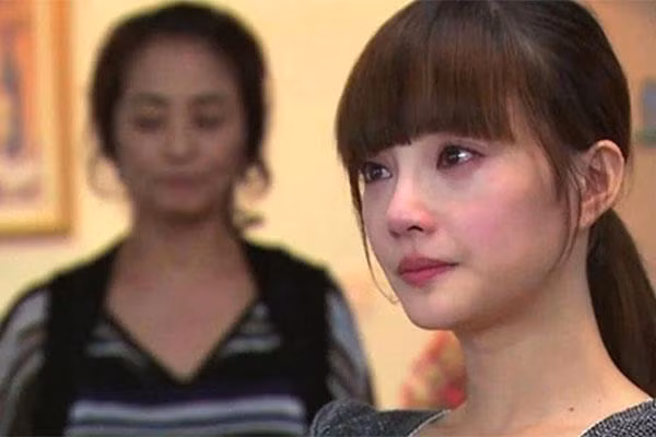 Vo chong anh trai pho mac 3 dua con cho me toi cham soc