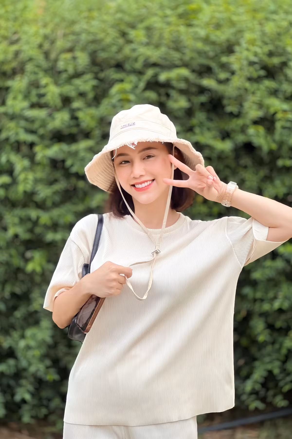 Minh Thu sinh năm 1996, tốt nghiệp chuyên ngành diễn viên tại trường Đại học Sân khấu - Điện ảnh Hà Nội. Minh Thu là bạn học cùng khóa với nhiều gương mặt nổi bật của màn ảnh nhỏ hiện nay như Lương Thanh, Việt Hoa, Anh Đào, Tố Uyên, Quang Trọng...