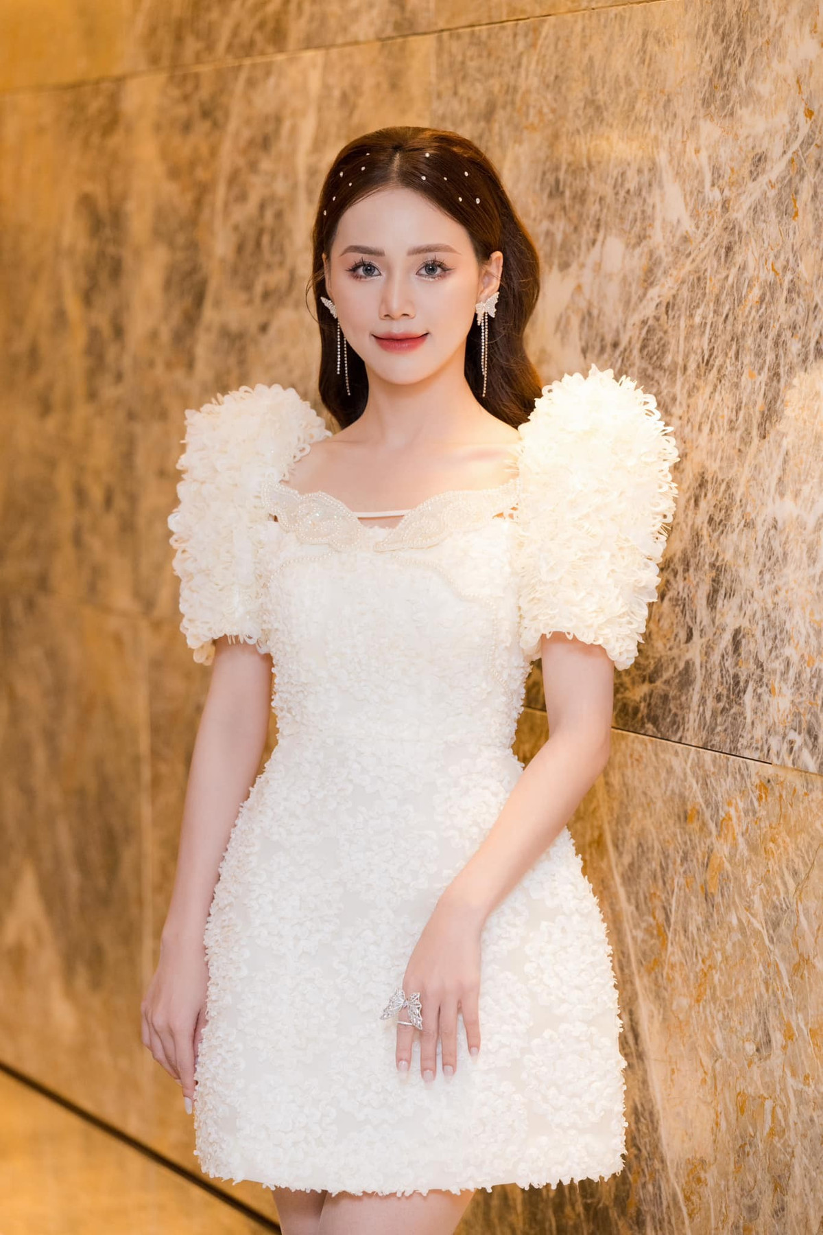 Trước đó, trong cuộc trò chuyện với Tiền Phong, Minh Thu tiết lộ ngoài đời cô là người chín chắn, hiểu chuyện, không nhõng nhẽo như Mai Anh trong Nơi giấc mơ tìm về hay Hải "quạt" của Phố trong làng.