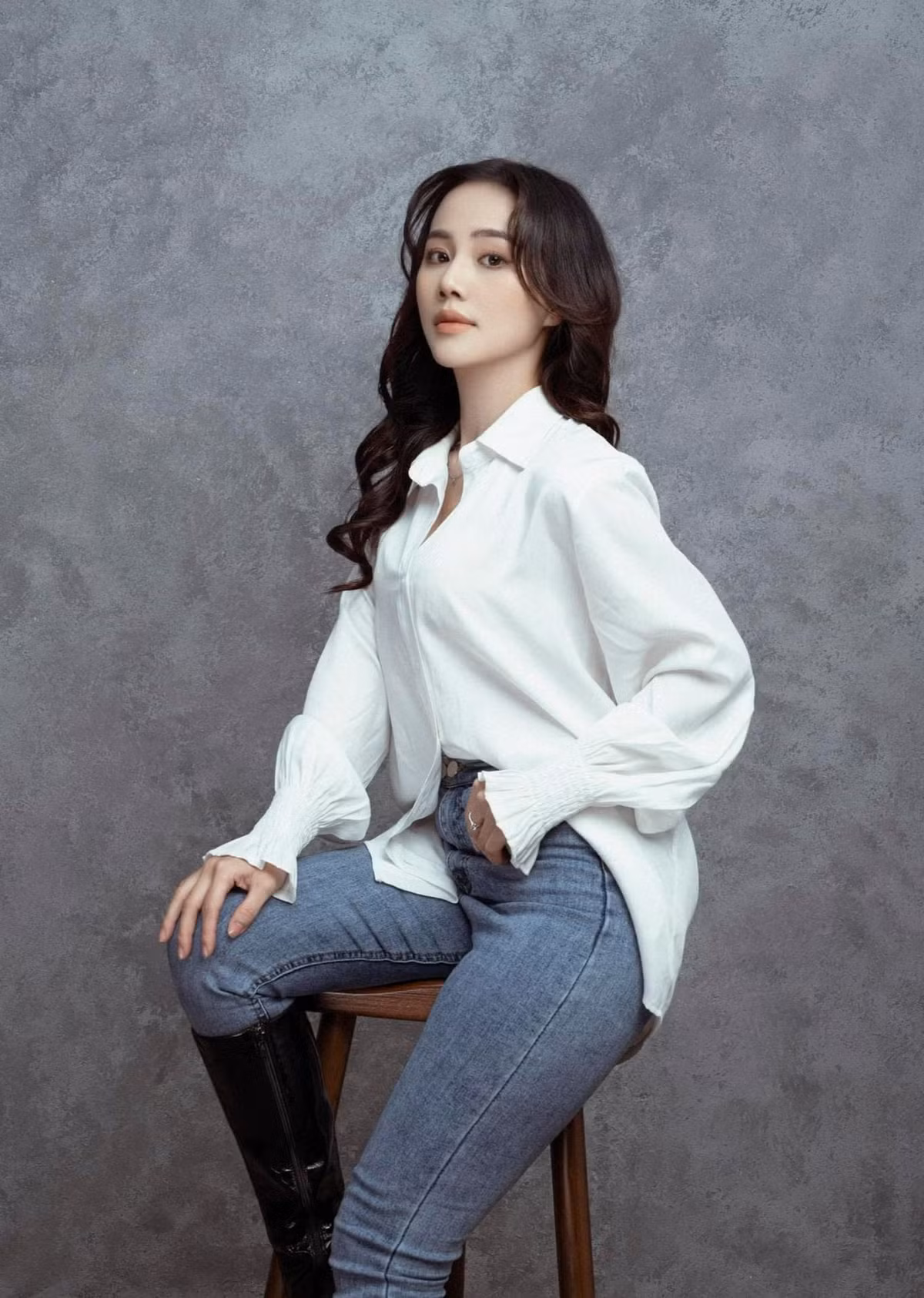 Minh Thu tiết lộ cô kết hôn sớm, từng trải qua hôn nhân tan vỡ và đang là mẹ đơn thân. Con trai của cô hơn 5 tuổi, có tên thân mật là Voi. Cô và bố của Voi chia tay văn minh. Khi có thời gian rảnh, họ cùng đưa con đi chơi. Minh Thu nói cô vui vẻ làm bạn với người cũ sau ly hôn.