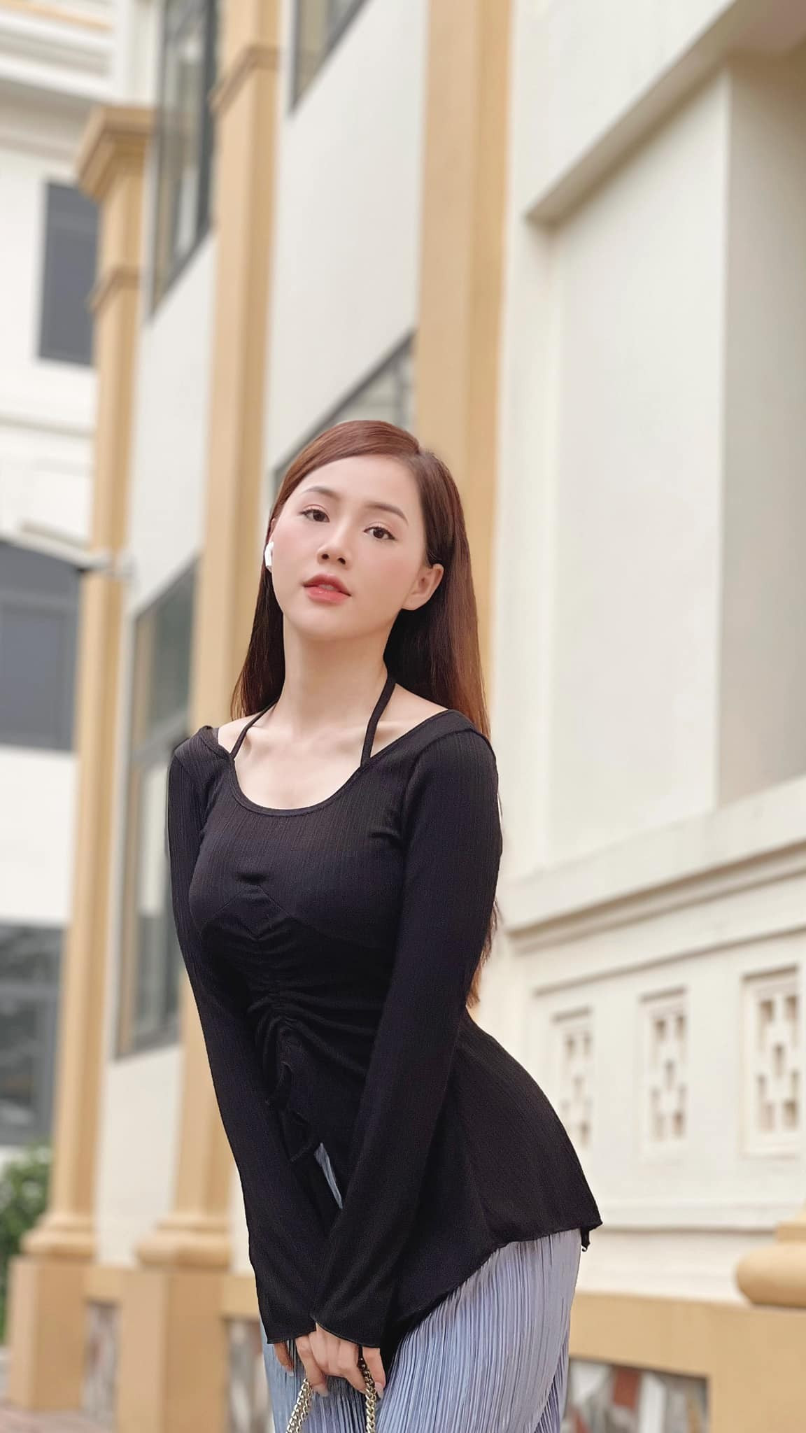 Là tiểu thư nhà giàu trong phim nên Minh Thu đầu tư khá nhiều trang phục, phụ kiện sang chảnh cho vai diễn. Ngoài đời, nữ diễn viên chuộng phong cách trẻ trung, năng động.