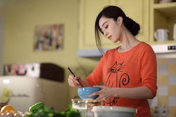 Dang nau gio o nha chong thi co khach den va cai ket bat ngo