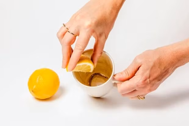 Cach tot nhat de danh bay nhung vet o trong coc ca phe-Hinh-2