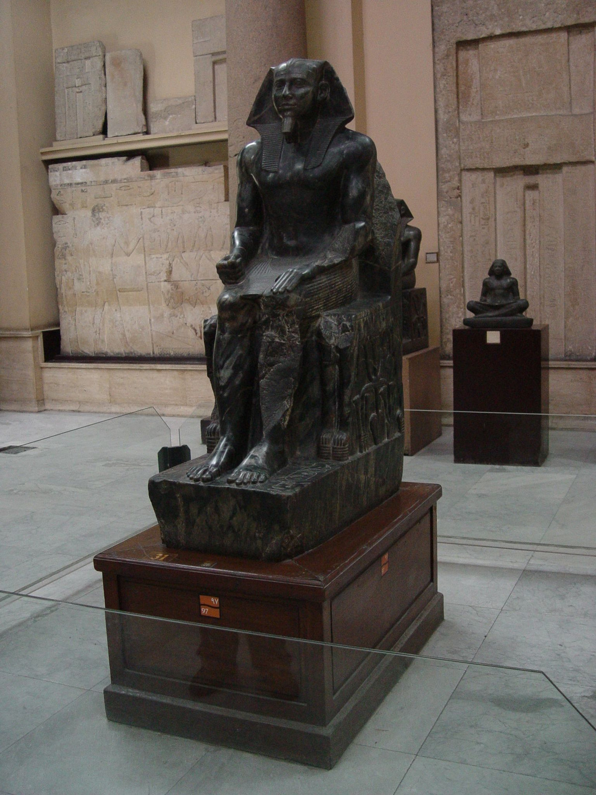 Là một trong những người con trai thứ của pharaoh Khufu với vợ là Henutsen, Khafra đã kế vị người anh cùng cha khác mẹ với mình là Djedefra để trở thành vị vua thứ tư của Vương triều thứ Tư.