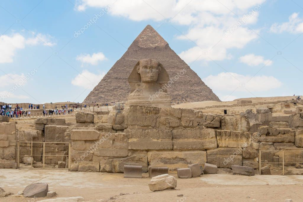 Trong thời gian trị vì của mình, Khafra đã xây dựng kim tự tháp thứ hai của quần thể kim tự tháp Giza, mà tượng Nhân sư là chính là công trình gắn liền với kim tự tháp này.