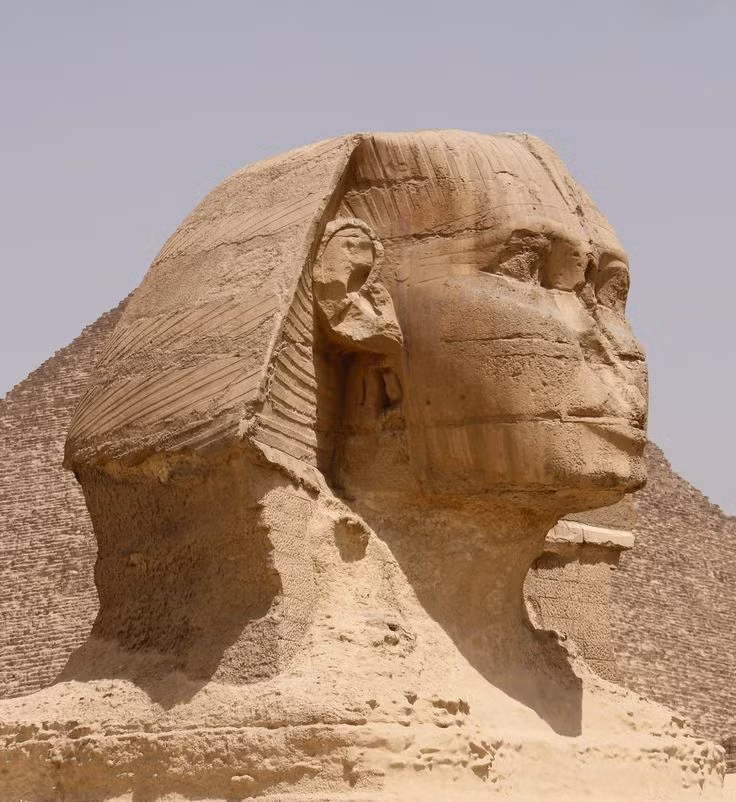 Xung quanh lai lịch của tượng Nhân sư, không phải ai cùng đồng ý với quan điểm bức tượng khổng lồ này được xây vào vào thời của Khafra và mang khuôn mặt ông.