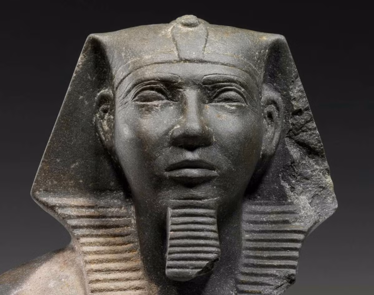 Quan điểm chung của giới Ai Cập học hiện đại là tượng Nhân sư được xây dựng vào khoảng năm 2.500 trước công nguyên bởi Pharaon Khafra, và khuôn mặt trên bức tượng chính là mặt vị Pharaon này.