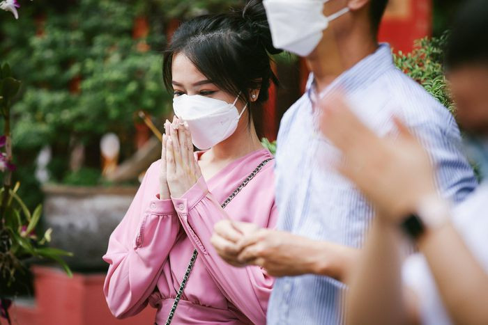 Đã có bạn trai, Ngọc Anh (ngụ quận 7) tới chùa để cầu mong mối tình bền chặt, thuận lợi, sớm có kết quả. Nhiều bạn trẻ cũng quay lại đây tạ lễ sau khi tìm được người yêu. Các đôi vợ chồng trẻ thì cầu đường con cái, ai có bầu thì mong “mẹ tròn con vuông”.