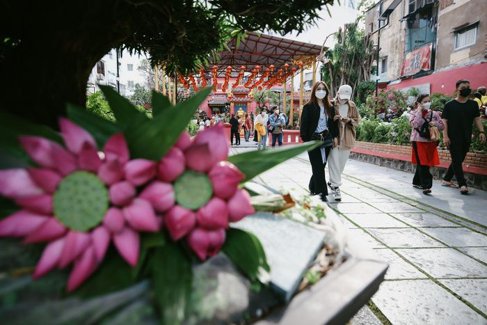 Ngoài chùa Ngọc Hoàng, người dân ở TP.HCM còn lựa chọn một số ngôi chùa nổi tiếng khác để cầu duyên như chùa Bà Thiên Hậu (quận 5), chùa Ông (quận 5), chùa Ấn Độ (quận 1), chùa Bát Bửu Phật Đài (huyện Bình Chánh).