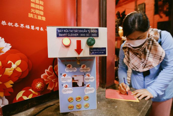 Nhà chùa dán hướng dẫn các thông tin về phòng chống dịch, có máy rửa tay ngay khi bước vào phía trong. Danh sách Pháp hội năm Nhâm Dần cũng được in và phát loa để bà con nắm được. Theo đó, năm nay, chùa tiếp tục hủy hoạt động buộc chỉ tơ hồng cầu duyên do ảnh hưởng dịch bệnh.