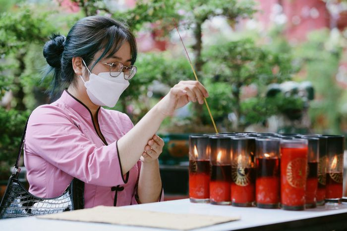 Thu Quỳnh (ngụ quận 12) đã độc thân gần 3 năm. Hôm nay, cô tới chùa để cầu duyên với mong muốn "khi đi lẻ bóng, khi về có đôi". "Một người bạn cầu duyên thành công ở đây nên giới thiệu mình tới. Trước tiên mình tới cầu bình an cho gia đình, sau đó cầu cho công việc thuận lợi, cuối cùng cầu tình duyên. Mình mong muốn tìm được người hiểu mình, cảm thông cho công việc, có thể nắm tay mình dài lâu", cô chia sẻ.