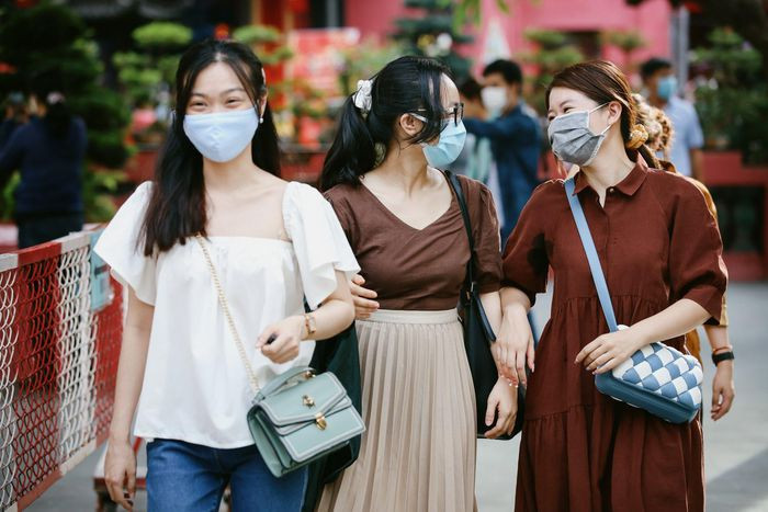 Bạn Nhu (ngụ quận 6) cùng bạn bè, đồng nghiệp tới khoảng 10 ngôi chùa ở TP.HCM để vãn cảnh, cầu bình an trong năm mới. "Tới chùa Ngọc Hoàng, ngoài cầu sức khỏe mình còn cầu tình duyên. Mình đang lẻ bóng, tuy trong Tết không bị người thân hối thúc, hỏi về người yêu nhưng cũng nóng lòng muốn tìm nửa kia. Mình không quá mong chờ vào mẫu người lý tưởng mà chỉ chờ đợi duyên số thôi", cô nói.