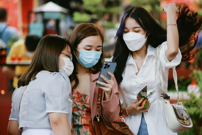 Toàn bộ ghế đá đã được di chuyển khỏi khuôn viên chùa, tránh việc người dân ngồi tụ tập đông sau khi lễ bái. Thảo My (đứng giữa) thường xuyên tới đây. Cô mong sớm tìm được ý trung nhân đúng với mong muốn, có ngoại hình, có điều kiện kinh tế, chiều chuộng người yêu.