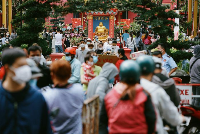 Để phục vụ lượng lớn người dân đến lễ chùa, trong tháng Giêng, nhà chùa mở cửa 5h-21h, thay vì lịch mở 7h-18h. Trước lễ tình nhân 14/2, nhiều người trẻ tìm đến nơi đây với mong muốn được ông Tơ, bà Nguyệt se duyên.