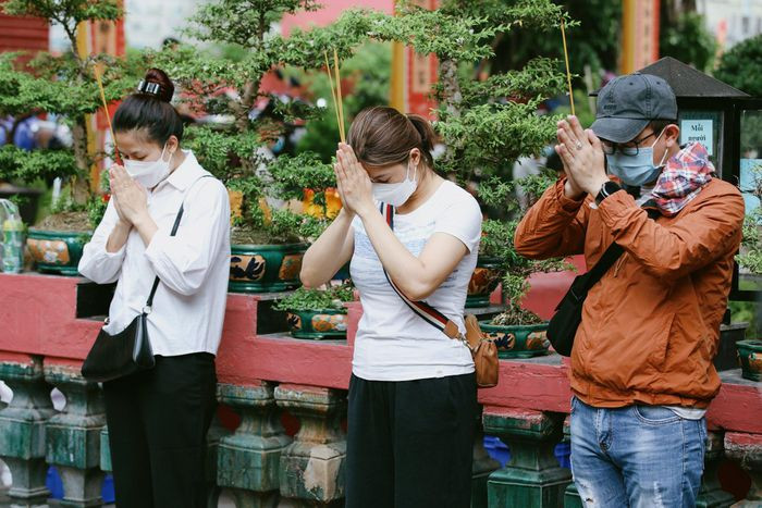 Khi tới chùa Ngọc Hoàng, người dân chỉ cần chuẩn bị lễ vật đơn giản, hoặc thắp hương, thắp nến, đổ dầu.