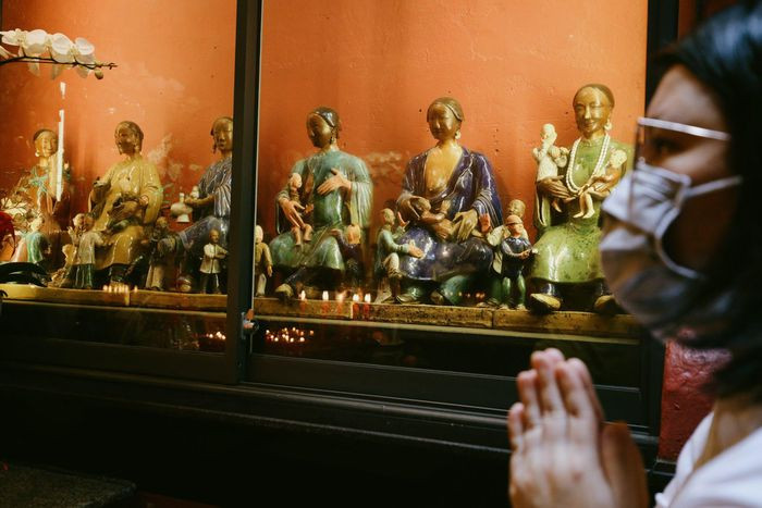 Gian thờ Kim Hoa Thánh Mẫu và 12 bà mụ là khu vực nhiều người trẻ, đặc biệt các cặp vợ chồng son tìm đến. Tới đây, nhân viên nhà chùa sẽ hướng dẫn thắp nến, cách khấn để xin lộc con cái.