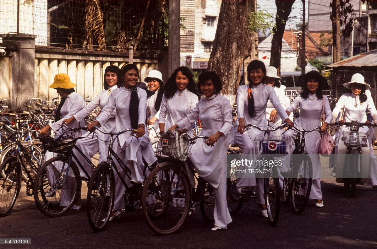 Nhóm nữ sinh áo dài đi xe đạp trên đường phố ở TP. HCM.