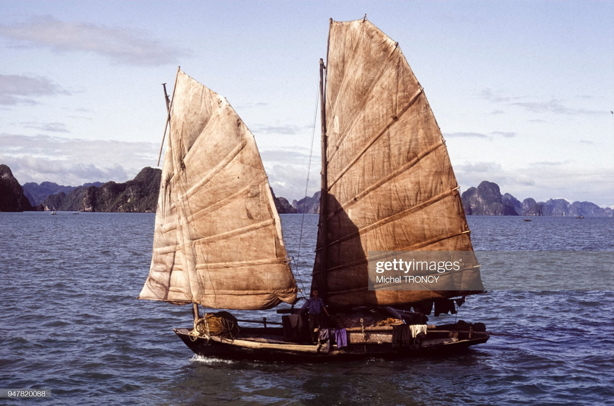 Thuyền mành ở vịnh Hạ Long.