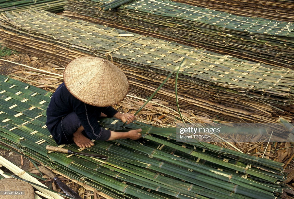 Đan phên tre ở bản của người Dao.