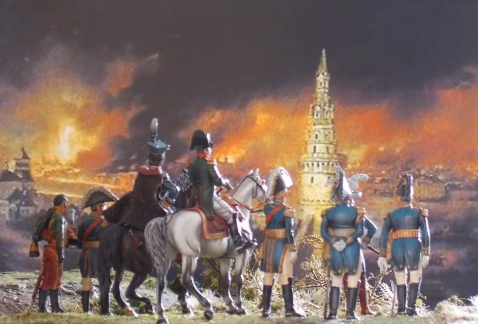 Ngày 14/9, khi tới được Moscow, Napoleon đã cố gắng tìm kiếm nguồn tiếp tế, nhưng chỉ thấy một thành phố trống trơn. Sáng sớm hôm sau, người Nga đã phóng hỏa thiêu rụi thành phố này, khiến quân Pháp không còn chỗ trú chân an toàn.