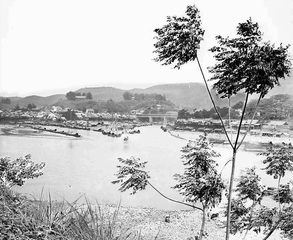 Thị trấn Lào Cai nhìn từ hữu ngạn sông Hồng. Đây là thị trấn biên giới được thành lập tại ngã ba sông Hồng và sông Nậm Thi.