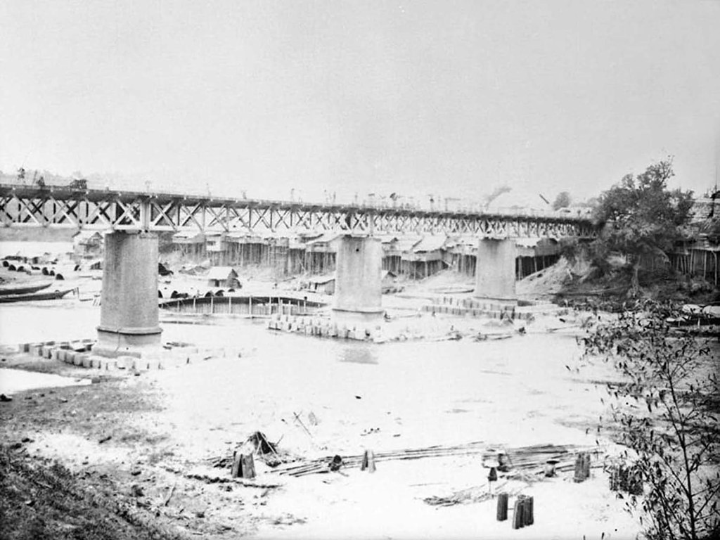 Cầu bắc qua sông Nậm Thi, nối thị trấn Lào Cai với thị trấn Hồ Khẩu bên Trung Quốc. Cây cầu này được xây dựng vào năm 1903, với mặt cầu bằng thép và các trụ cầu bằng đá, phần đế gia cố bằng các khối bê tông.