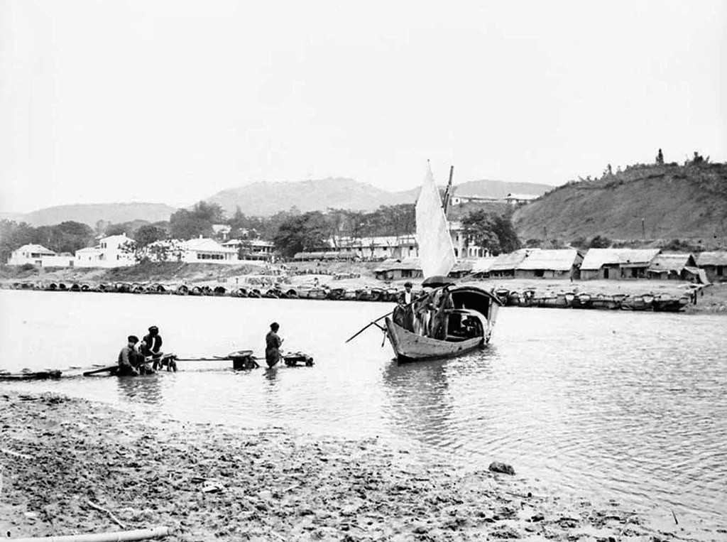 Thuyền đò của người địa phương trên sông Hồng qua lại giữa hai thị trấn Lào Cai và Cốc Lếu.