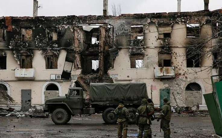 Các phát ngôn xung quanh cuộc xung đột bị chính trị hóa nặng nề. Chính phủ Ukraine gọi quân ly khai là “những kẻ chiếm đóng”, trong khi truyền thông Nga gọi lực lượng này là “dân quân” và khẳng định họ là người dân địa phương tự vệ trước chính phủ Kiev.