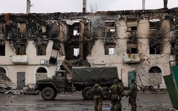 Các phát ngôn xung quanh cuộc xung đột bị chính trị hóa nặng nề. Chính phủ Ukraine gọi quân ly khai là “những kẻ chiếm đóng”, trong khi truyền thông Nga gọi lực lượng này là “dân quân” và khẳng định họ là người dân địa phương tự vệ trước chính phủ Kiev.