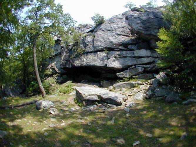 Từ đại bản doanh là hang động ở hạt Orange, trong nhiều năm Smith và lực lượng của mình đã thực hiện vô số vụ ăn trộm gia súc và cướp bóc du khách trên đường Orange Turnpike nối giữa Canada và New York.